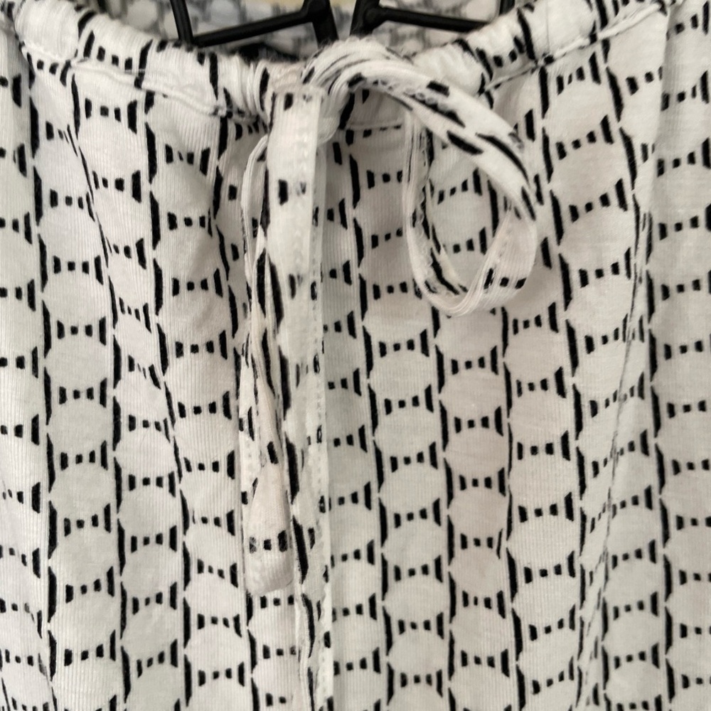 Ellen Tracy 2-Piece Black/White Geometric Print Sleeveless Stretch Pajama Set - Picture 4 of 14